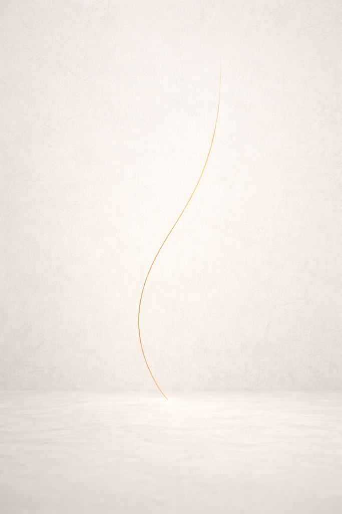 Feine vertikale Goldlinie auf heller matter Oberfläche – Symbol für innere Aufrichtung