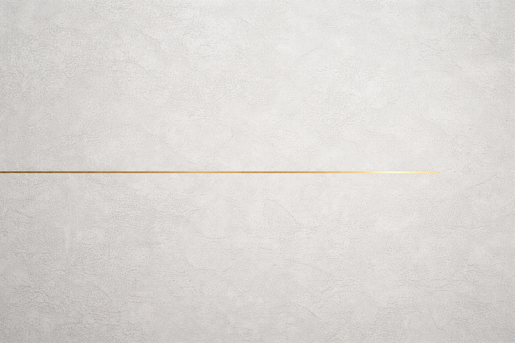 Horizontale Goldlinie auf heller Putzfläche – Symbol für Struktur und Klarheit